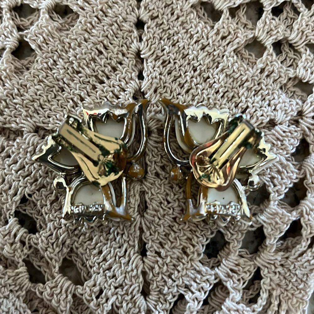 Elegant Kramer White Tulip Thermoset Clip-On Earrings Designer Signed - Picture 8 of 13